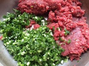 大葱剁碎与肉馅放一起