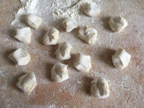 静置之后的面团搓成长条，揪成小剂子