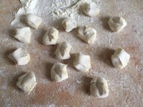 静置之后的面团搓成长条，揪成小剂子