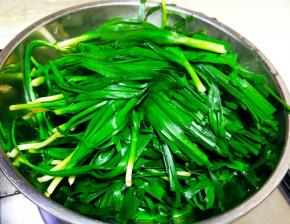 煮好的韭菜放入盘子。