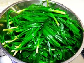 煮好的韭菜放入盘子。
