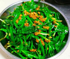 韭菜倒回锅里翻拌均匀就可以出锅了。