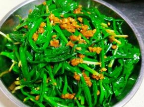 韭菜倒回锅里翻拌均匀就可以出锅了。