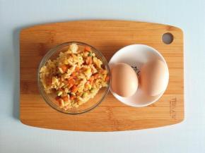 食材准备:田园炒饭1碗、鸡蛋2枚