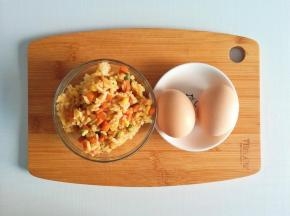 食材准备:田园炒饭1碗、鸡蛋2枚
