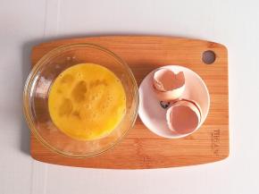 鸡蛋磕开打散均匀