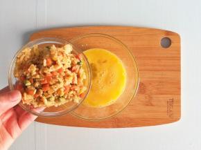 米饭倒入蛋液里