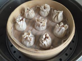 蒸锅内烧开水，放入包好的烧麦生坯蒸12分钟熄火，待1-2分钟后开盖