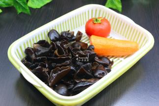 木耳提前泡发，胡萝卜去皮，西红柿洗净；