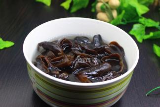 木耳清洗，大朵的，需要用刀切；