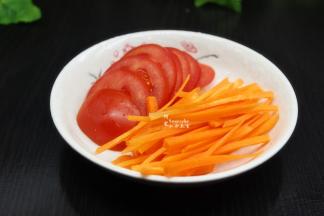 胡萝卜洗净切丝，西红柿洗净切片；