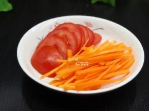 胡萝卜洗净切丝，西红柿洗净切片；