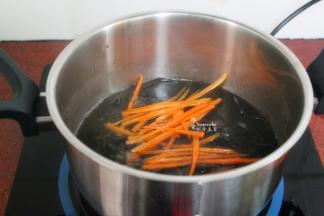 清水煮沸，放入木耳，胡萝卜丝，在放点盐；