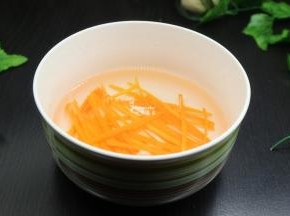 胡萝卜丝容易熟，提前捞出，提前捞出，过冷水；