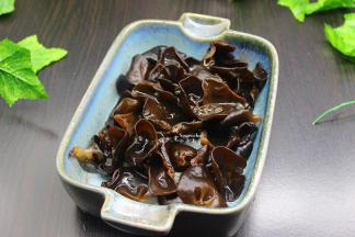 煮好的木耳捞出，放入便当盒；