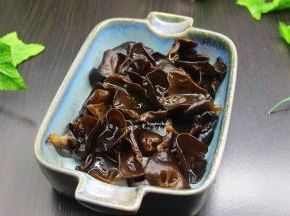 煮好的木耳捞出，放入便当盒；