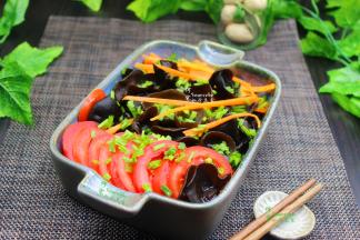 放麻油、生抽、香葱拌均，美美的一顿午餐就好。