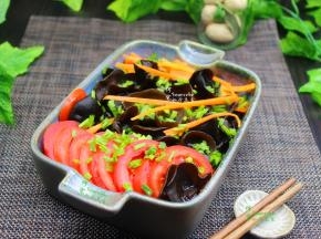 放麻油、生抽、香葱拌均，美美的一顿午餐就好。