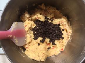 加入耐高温巧克力豆，继续翻拌均匀