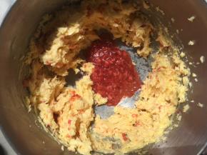 加入剩下的草莓果酱，打发均匀