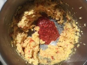加入剩下的草莓果酱，打发均匀