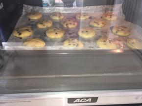 入烤箱烤18分钟，表面上色即可，烘烤的过程中会有浓郁的香味散发出来