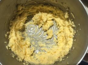 加入剩下的砂糖跟一小撮盐打发至蓬松状态