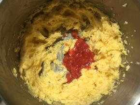 加入一点草莓果酱打发均匀