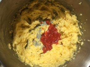 加入一点草莓果酱打发均匀
