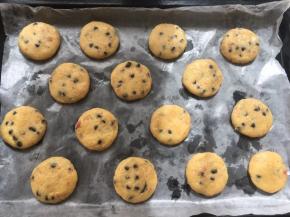 烤箱预热190度，之后将每一份面团揉均匀，压扁