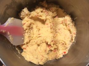 用刮棒翻拌均匀