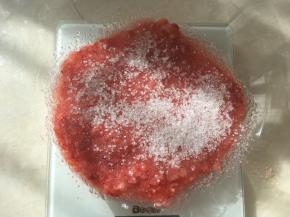 将草莓切碎，加20克砂糖腌制一个小时