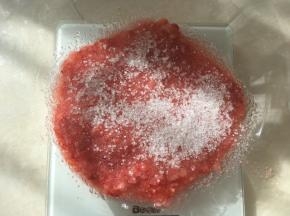 将草莓切碎，加20克砂糖腌制一个小时