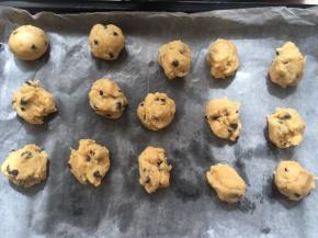 戴一次性手套，将翻拌好的面糊分成15等份，翻拌好的面糊不粘手套，如果粘手，证明面糊中水份有点多，可以少加入一点面粉