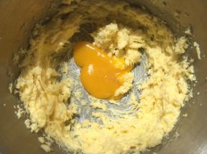 加入一颗蛋黄