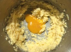 加入一颗蛋黄