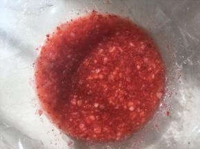腌制好的草莓酱砂糖全部融化，取35克草莓酱备用