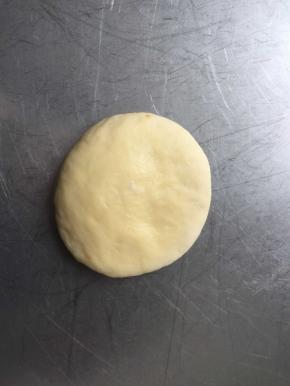 取一个面团，压扁