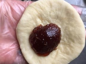 放入杏子酱。