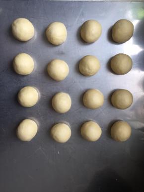 分成16等份，揉圆盖保鲜膜醒发15分钟。哈哈，图片大了，只显示12个，不要被图片误导了