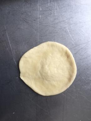 翻面，用擀面杖稍微擀一下