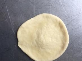 翻面，用擀面杖稍微擀一下