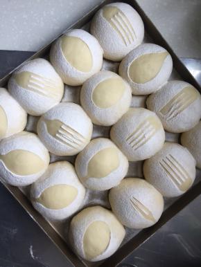 筛粉，自己喜欢的造型就好。也可以刷蛋液。170度，23分钟