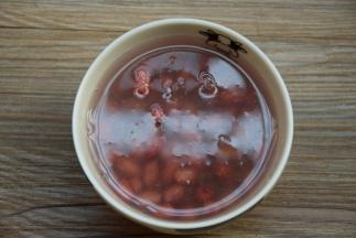 将所有食材洗干净，加水浸泡一晚