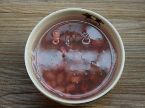 将所有食材洗干净，加水浸泡一晚