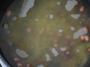 将浸泡好的食材倒入开水锅中，大火煮开