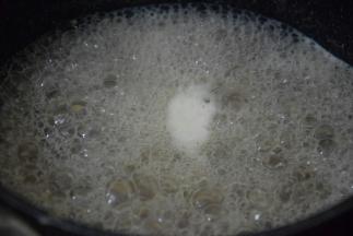 改小火煮至粘稠，加入盐拌匀即可出锅