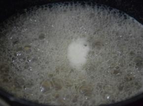 改小火煮至粘稠，加入盐拌匀即可出锅