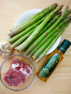 准备好材料：芦笋、瘦肉、大蒜、亚麻籽油。