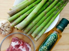准备好材料：芦笋、瘦肉、大蒜、亚麻籽油。